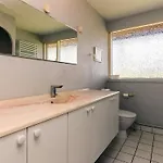 5 Person In Nyaraló *